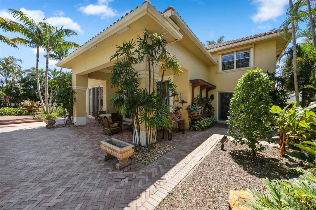 最近售出: $1,825,000 (4 贝兹, 2 浴室, 3008 平方英尺)