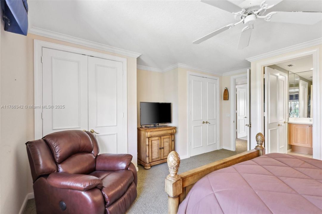 最近售出: $1,825,000 (4 贝兹, 2 浴室, 3008 平方英尺)