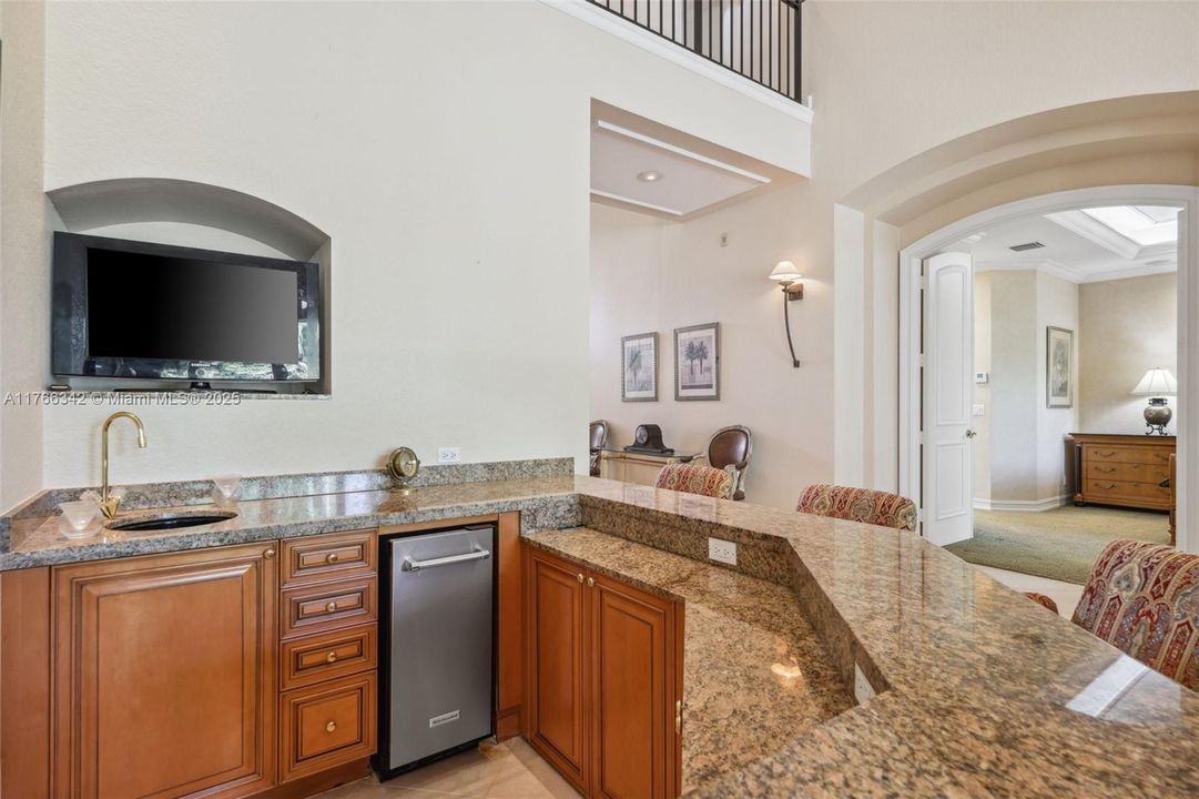 最近售出: $1,825,000 (4 贝兹, 2 浴室, 3008 平方英尺)