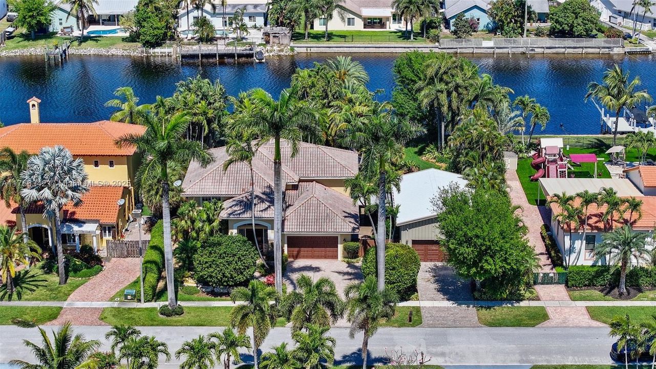 最近售出: $1,825,000 (4 贝兹, 2 浴室, 3008 平方英尺)