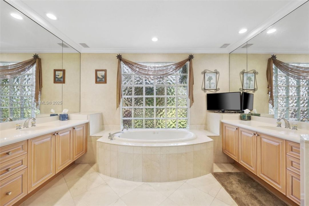 最近售出: $1,825,000 (4 贝兹, 2 浴室, 3008 平方英尺)