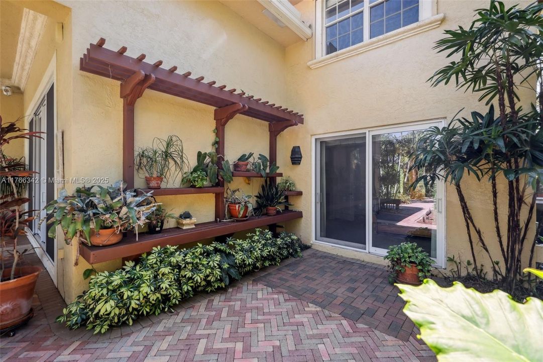 最近售出: $1,825,000 (4 贝兹, 2 浴室, 3008 平方英尺)