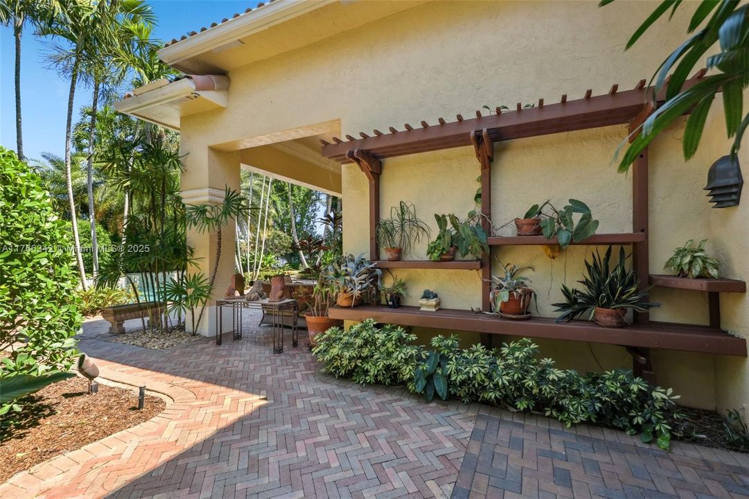 最近售出: $1,825,000 (4 贝兹, 2 浴室, 3008 平方英尺)