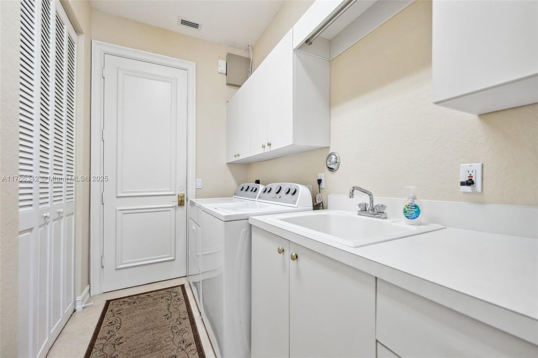 最近售出: $1,825,000 (4 贝兹, 2 浴室, 3008 平方英尺)