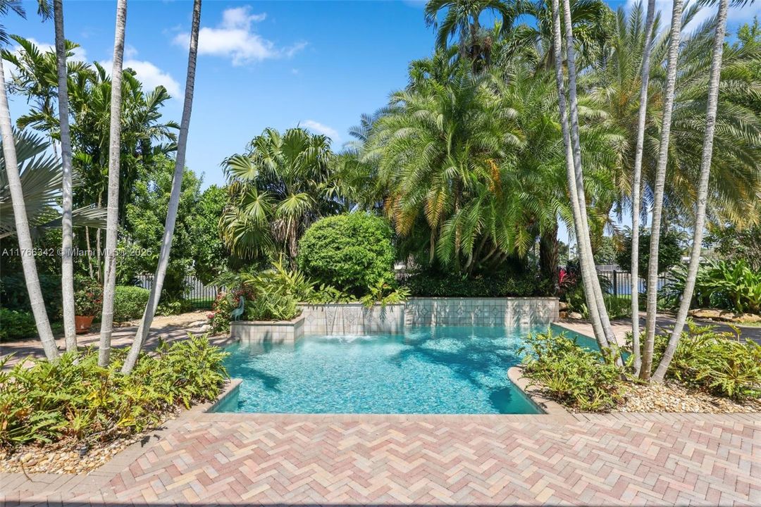 最近售出: $1,825,000 (4 贝兹, 2 浴室, 3008 平方英尺)