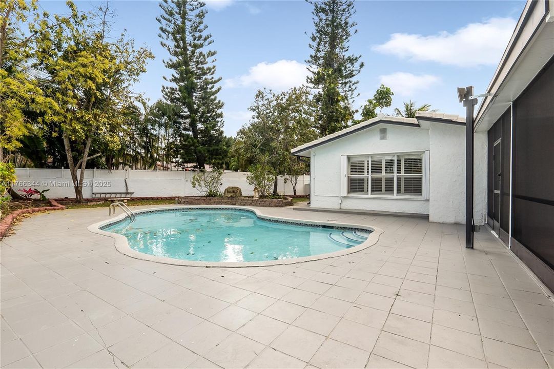 Active With Contract: $725,999 (4 beds, 2 baths, 2566 Square Feet)