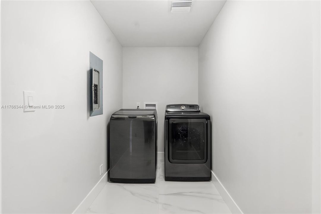 Active With Contract: $725,999 (4 beds, 2 baths, 2566 Square Feet)