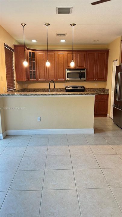 Recientemente alquilado: $3,300 (3 camas, 2 baños, 1471 Pies cuadrados)