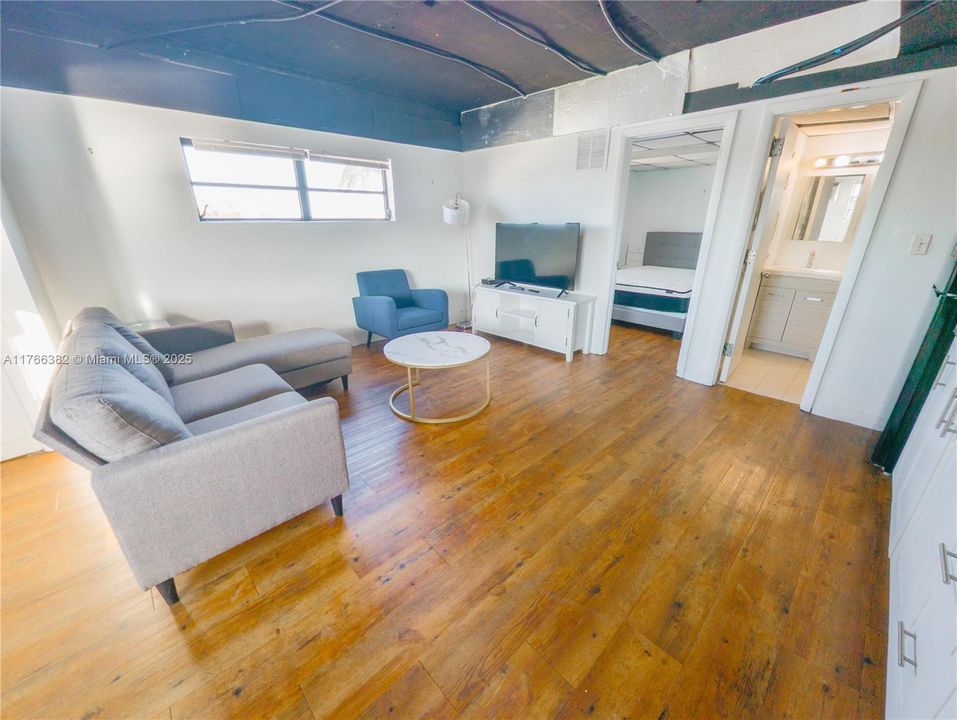 最近租的: $1,750 (1 贝兹, 1 浴室, 650 平方英尺)