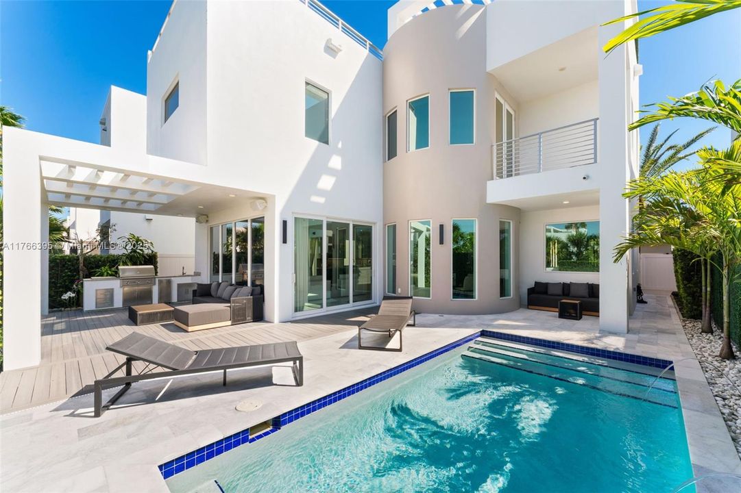 На продажу: $3,495,000 (5 спален, 5 ванн, 3737 Квадратных фут)