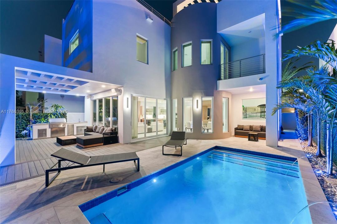 На продажу: $3,495,000 (5 спален, 5 ванн, 3737 Квадратных фут)