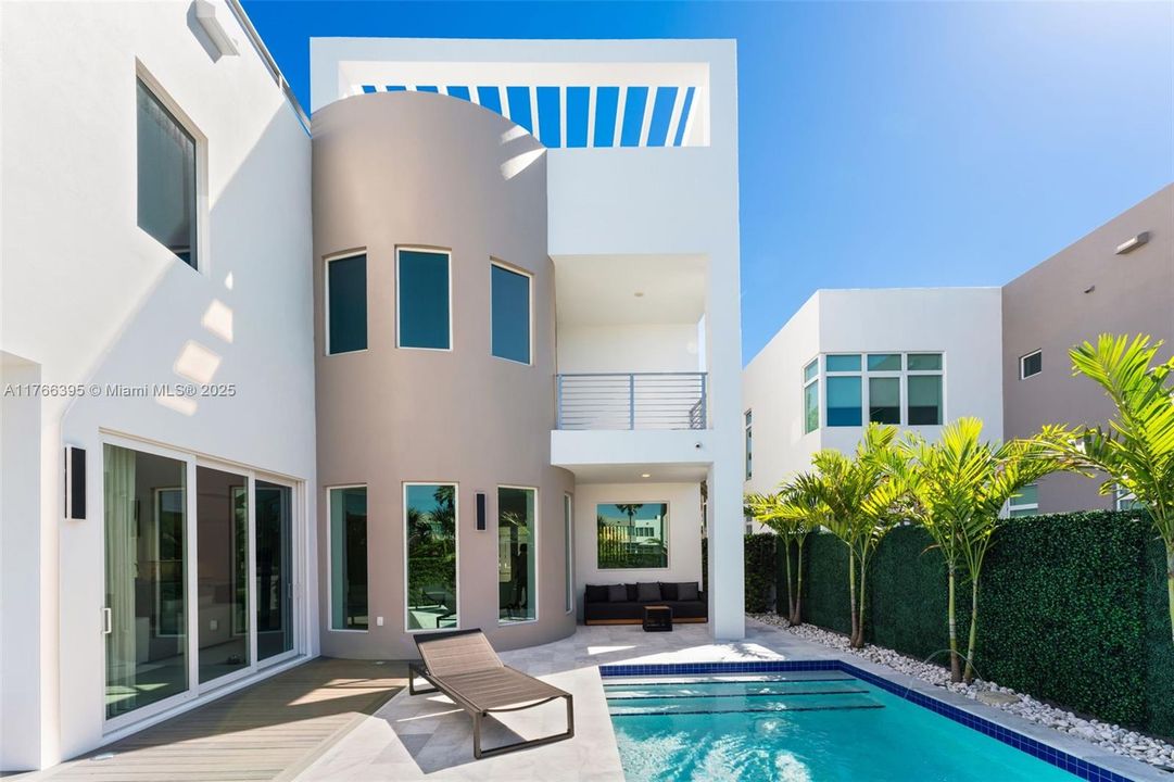 На продажу: $3,495,000 (5 спален, 5 ванн, 3737 Квадратных фут)