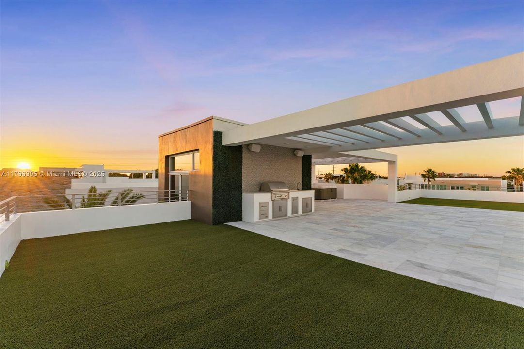 На продажу: $3,495,000 (5 спален, 5 ванн, 3737 Квадратных фут)