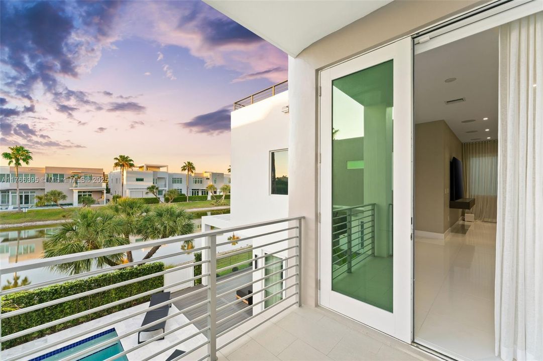 На продажу: $3,495,000 (5 спален, 5 ванн, 3737 Квадратных фут)