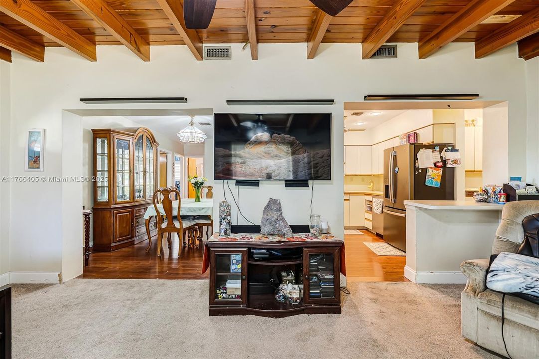 最近售出: $599,500 (4 贝兹, 2 浴室, 1450 平方英尺)