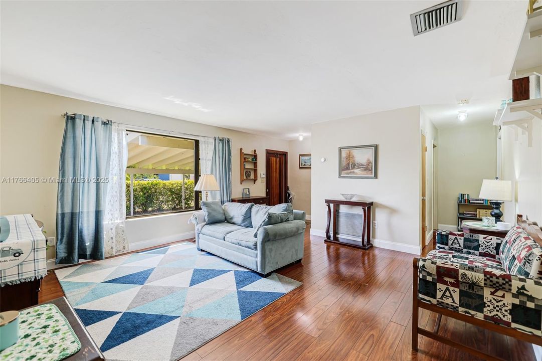 最近售出: $599,500 (4 贝兹, 2 浴室, 1450 平方英尺)