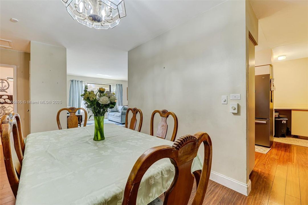 最近售出: $599,500 (4 贝兹, 2 浴室, 1450 平方英尺)