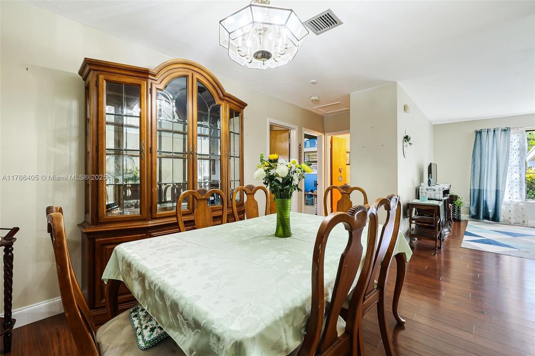 最近售出: $599,500 (4 贝兹, 2 浴室, 1450 平方英尺)