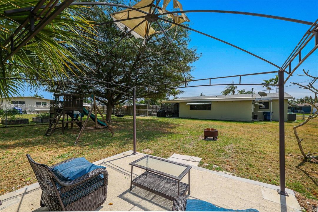 最近售出: $599,500 (4 贝兹, 2 浴室, 1450 平方英尺)