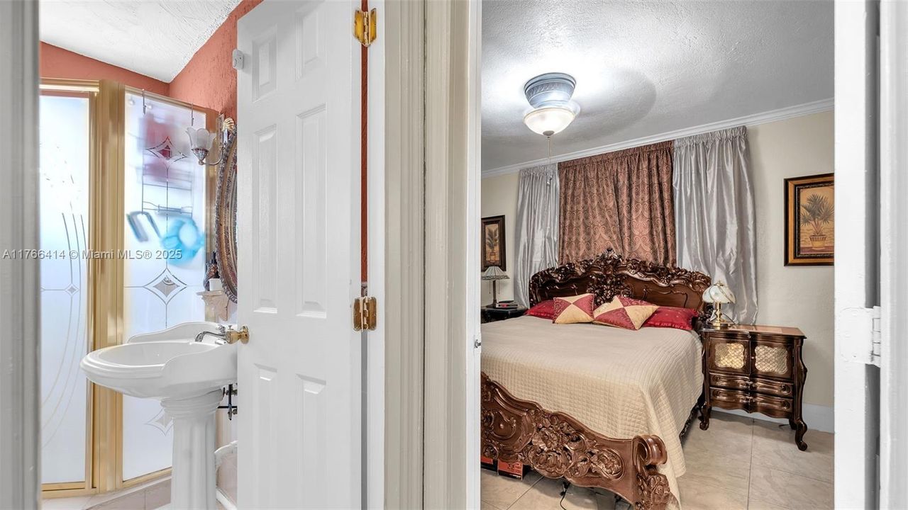 Recently Sold: $610,000 (5 beds, 2 baths, 2081 Square Feet)