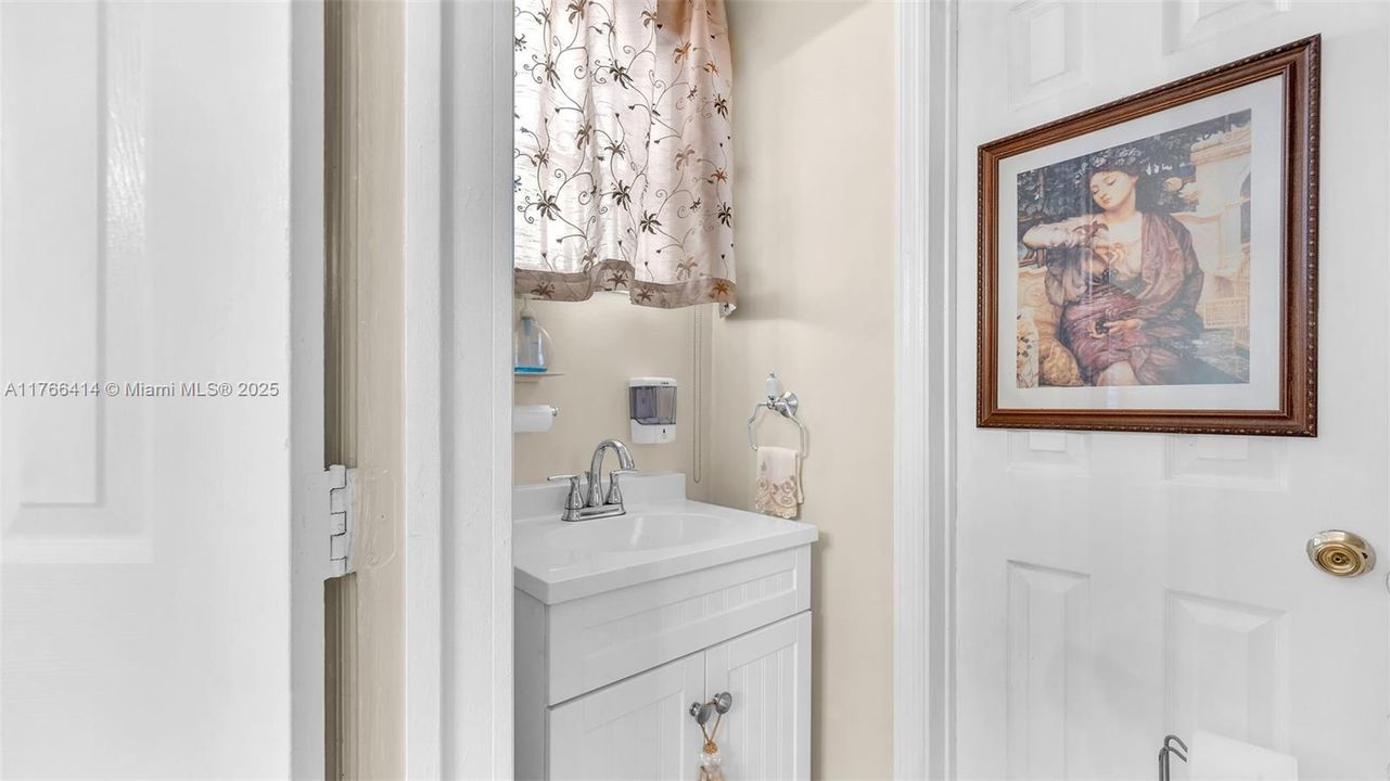 Recently Sold: $610,000 (5 beds, 2 baths, 2081 Square Feet)