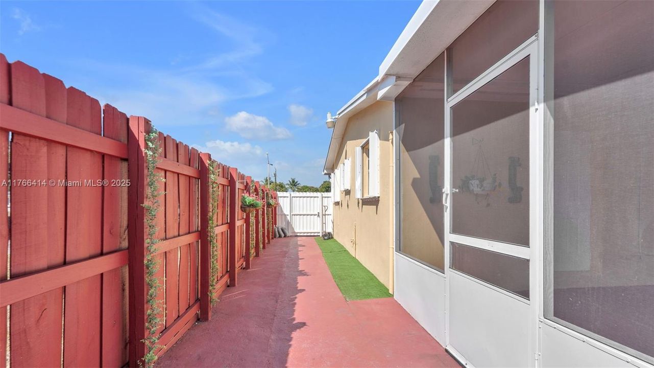 Recently Sold: $610,000 (5 beds, 2 baths, 2081 Square Feet)