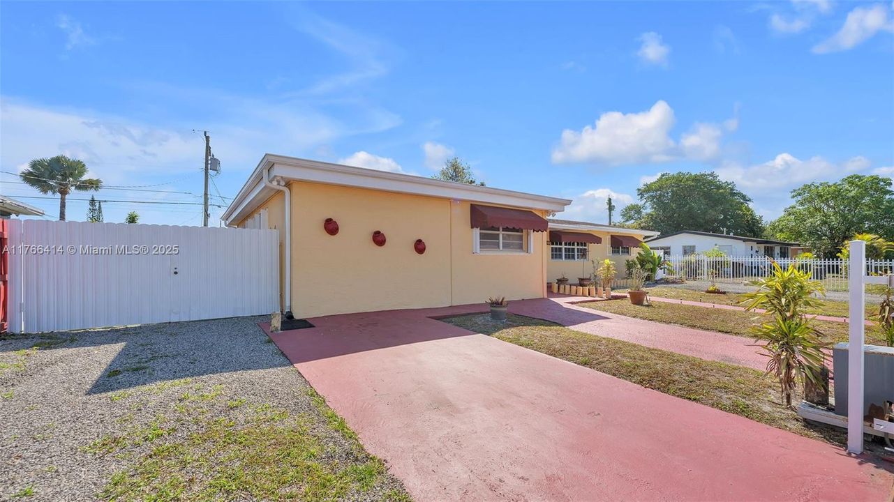 Recently Sold: $610,000 (5 beds, 2 baths, 2081 Square Feet)