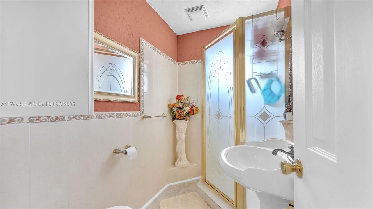 Recently Sold: $610,000 (5 beds, 2 baths, 2081 Square Feet)