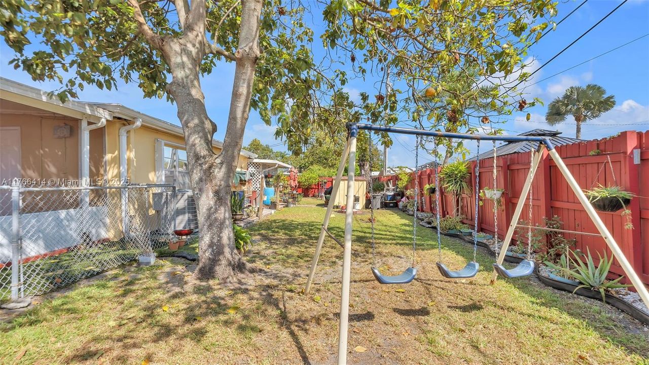 Recently Sold: $610,000 (5 beds, 2 baths, 2081 Square Feet)