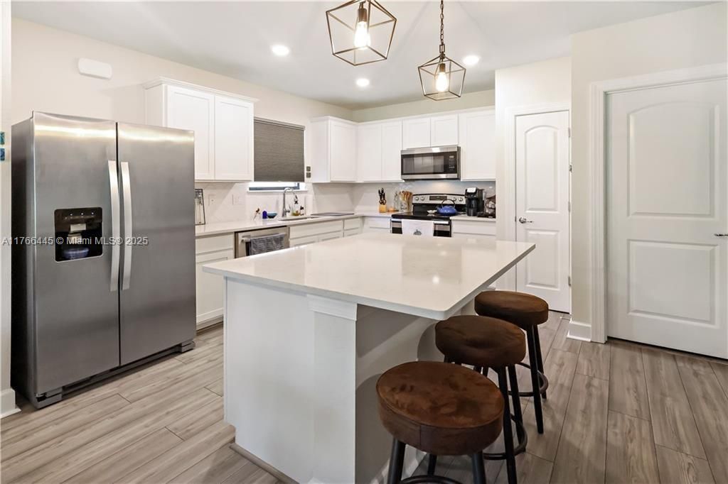 Recently Sold: $399,900 (3 beds, 2 baths, 1449 Square Feet)