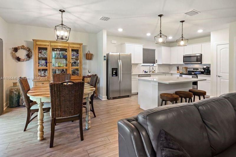 Recently Sold: $399,900 (3 beds, 2 baths, 1449 Square Feet)