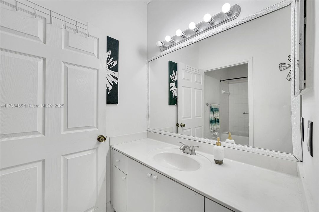 Recently Sold: $389,900 (3 beds, 2 baths, 1380 Square Feet)