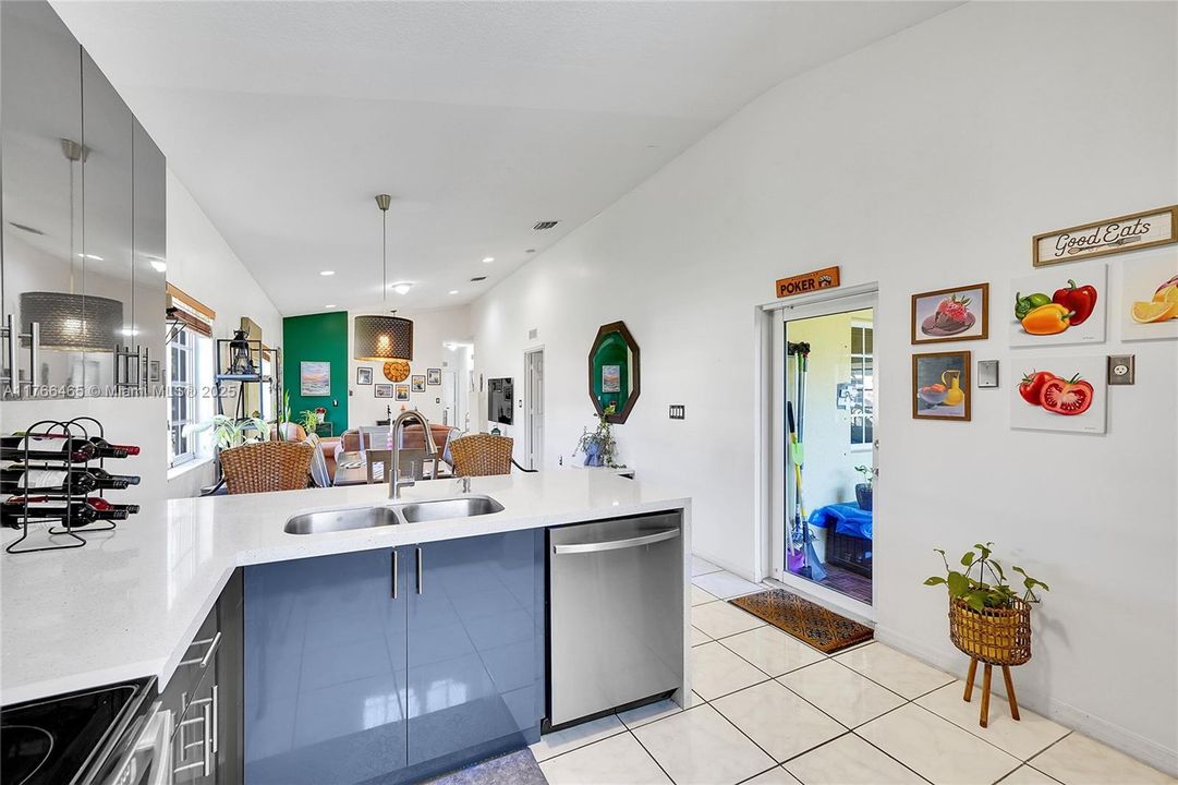 Recently Sold: $389,900 (3 beds, 2 baths, 1380 Square Feet)