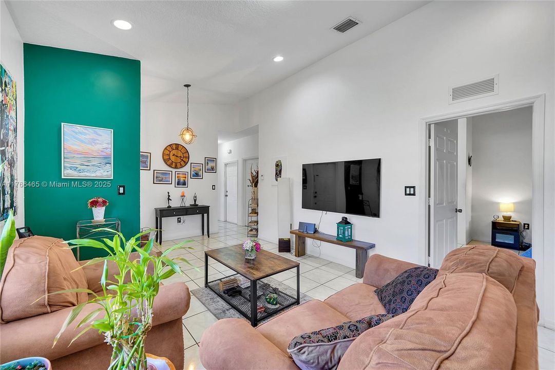 Recently Sold: $389,900 (3 beds, 2 baths, 1380 Square Feet)