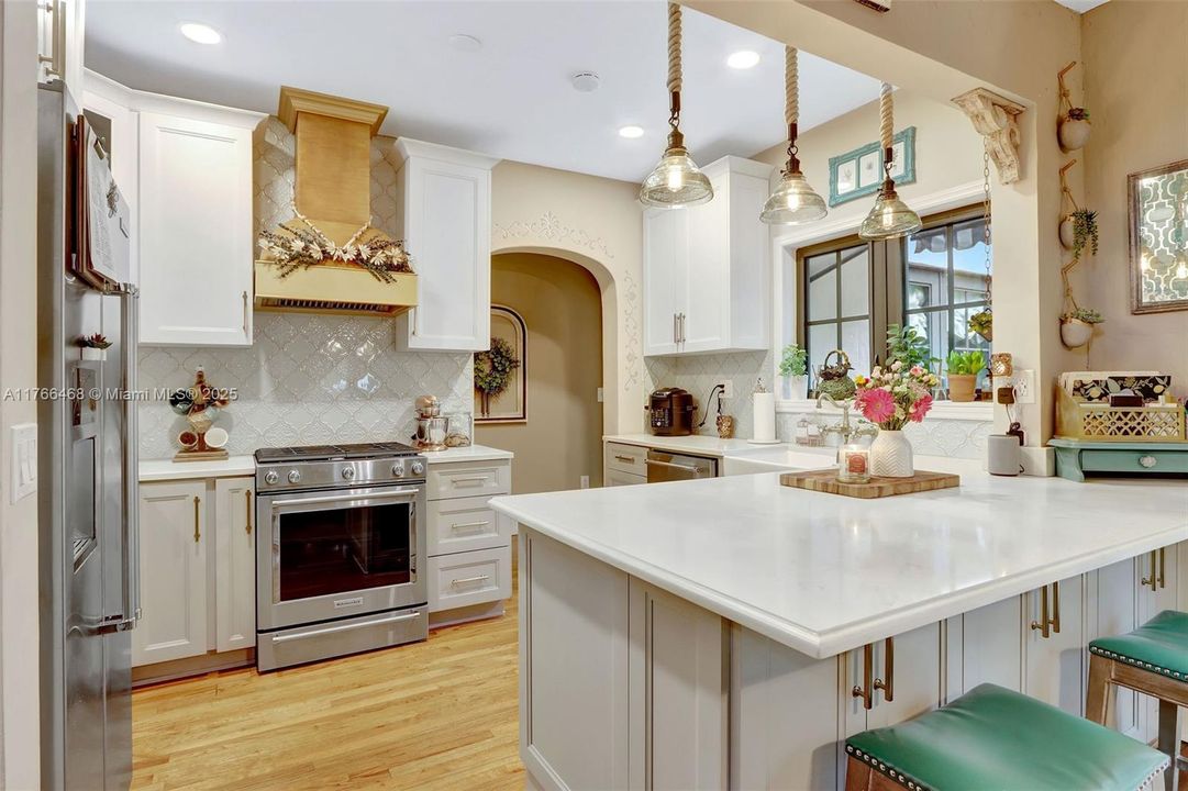 最近售出: $1,700,000 (4 贝兹, 2 浴室, 1869 平方英尺)