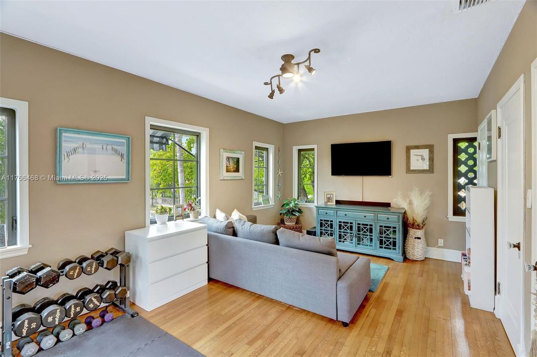 最近售出: $1,700,000 (4 贝兹, 2 浴室, 1869 平方英尺)