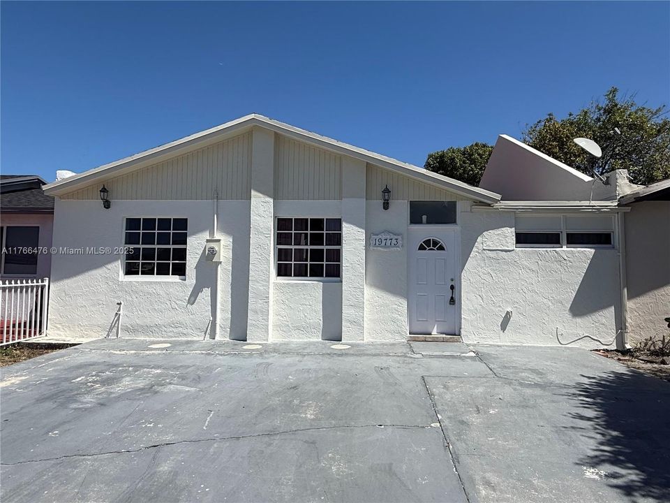 Recently Sold: $449,000 (3 beds, 2 baths, 1393 Square Feet)