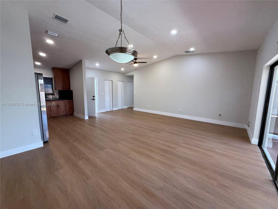 Recently Sold: $449,000 (3 beds, 2 baths, 1393 Square Feet)