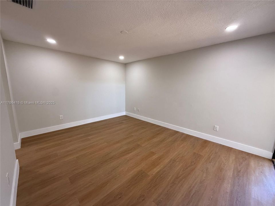 Recently Sold: $449,000 (3 beds, 2 baths, 1393 Square Feet)