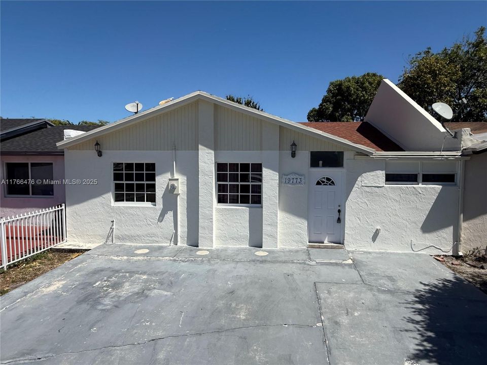 Recently Sold: $449,000 (3 beds, 2 baths, 1393 Square Feet)