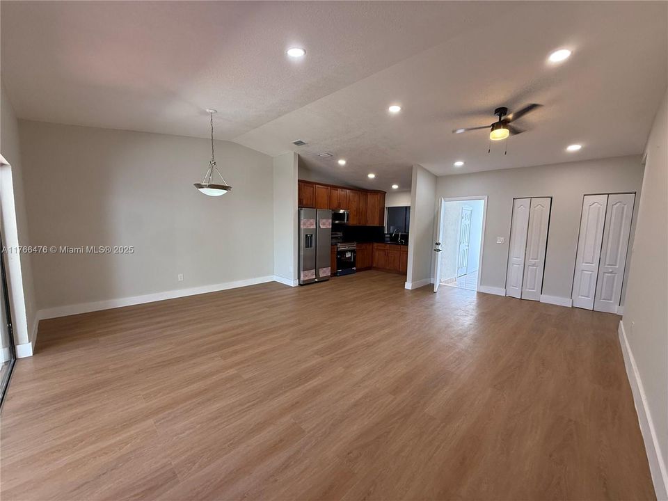 Recently Sold: $449,000 (3 beds, 2 baths, 1393 Square Feet)