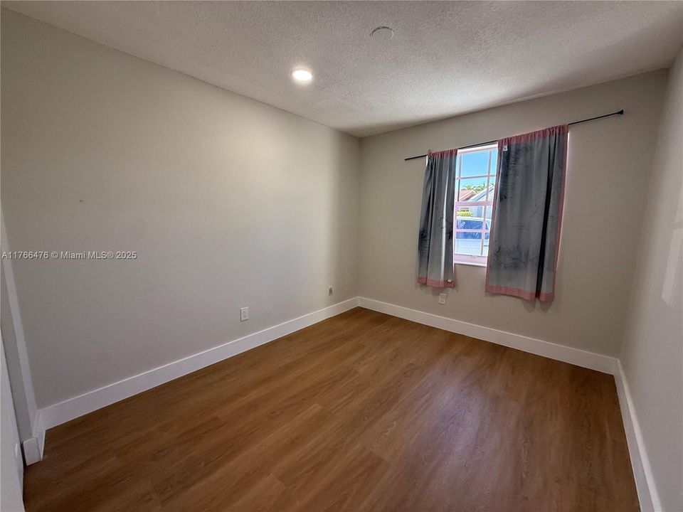 Recently Sold: $449,000 (3 beds, 2 baths, 1393 Square Feet)