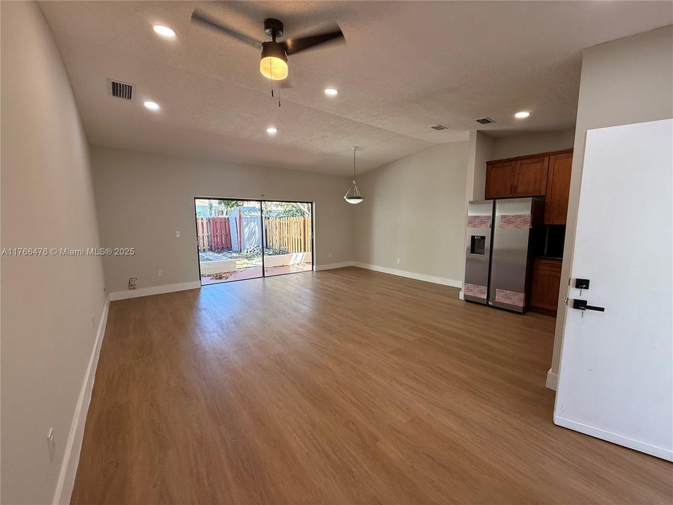 Recently Sold: $449,000 (3 beds, 2 baths, 1393 Square Feet)