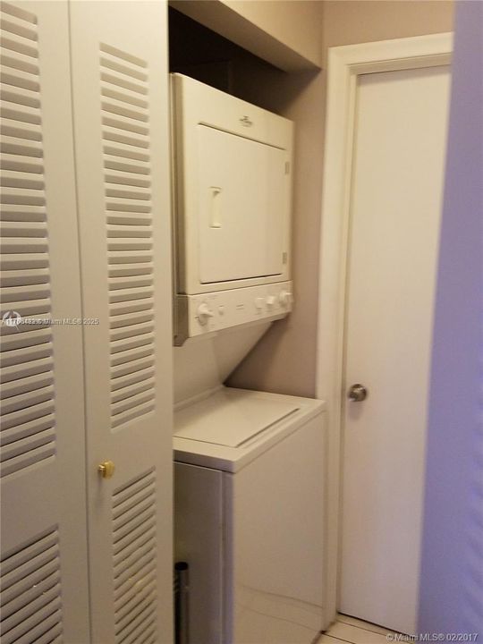 For Sale: $279,900 (2 beds, 2 baths, 926 Square Feet)