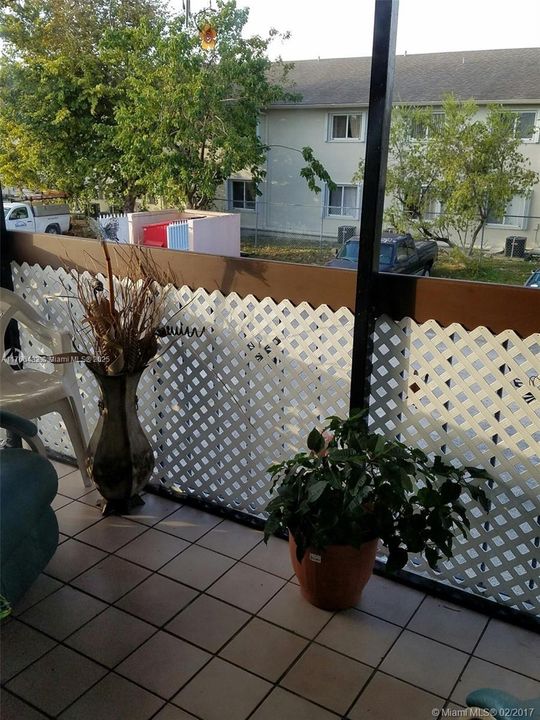 For Sale: $279,900 (2 beds, 2 baths, 926 Square Feet)
