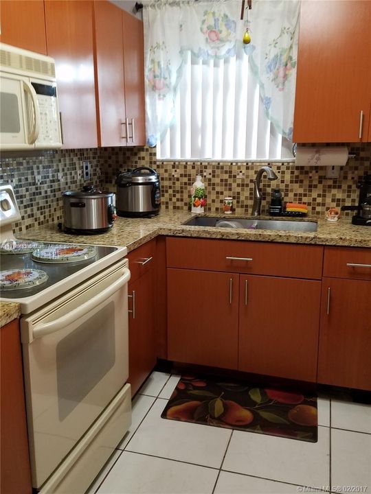 For Sale: $279,900 (2 beds, 2 baths, 926 Square Feet)