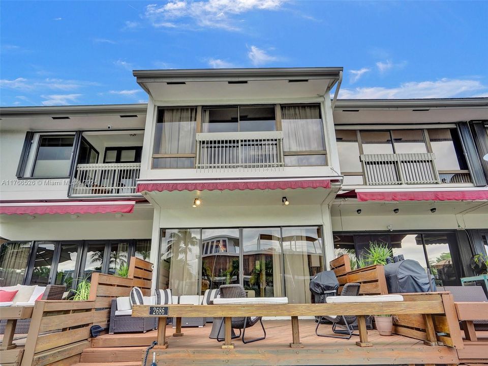 最近售出: $995,000 (2 贝兹, 2 浴室, 2057 平方英尺)