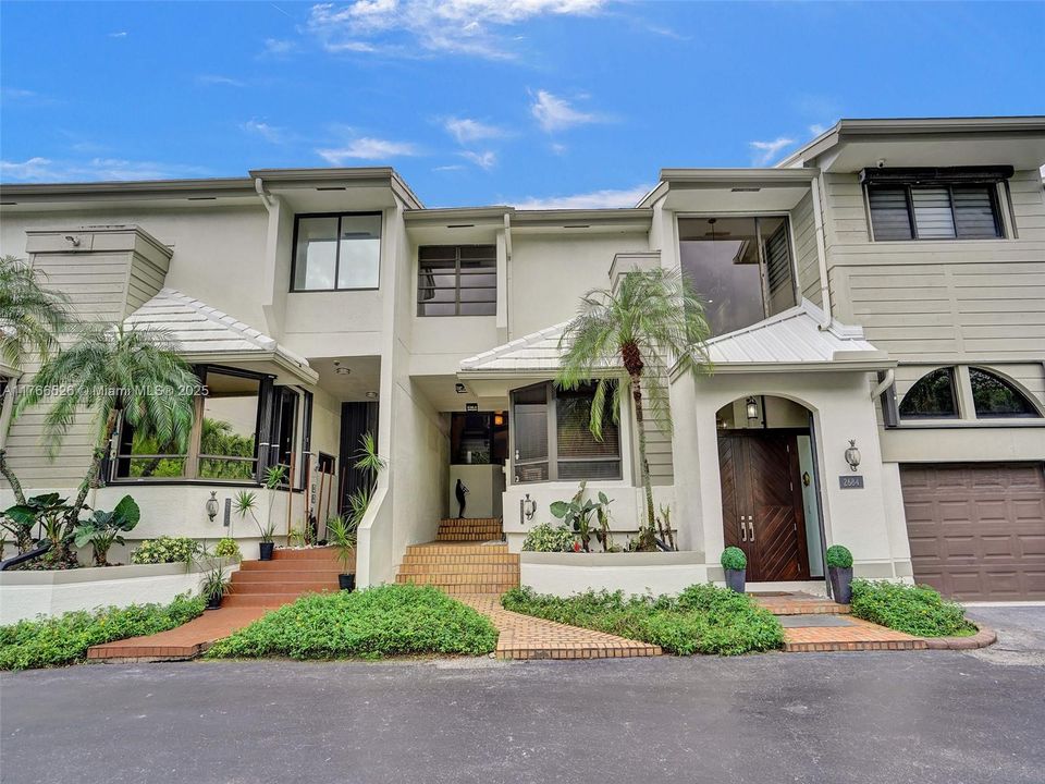 最近售出: $995,000 (2 贝兹, 2 浴室, 2057 平方英尺)