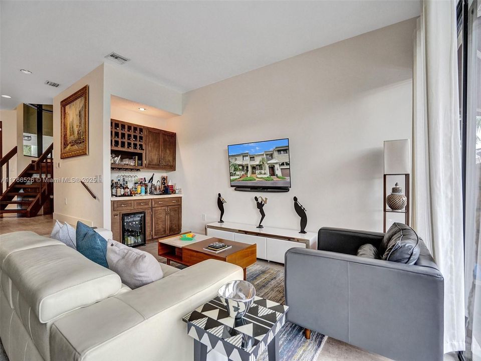 最近售出: $995,000 (2 贝兹, 2 浴室, 2057 平方英尺)