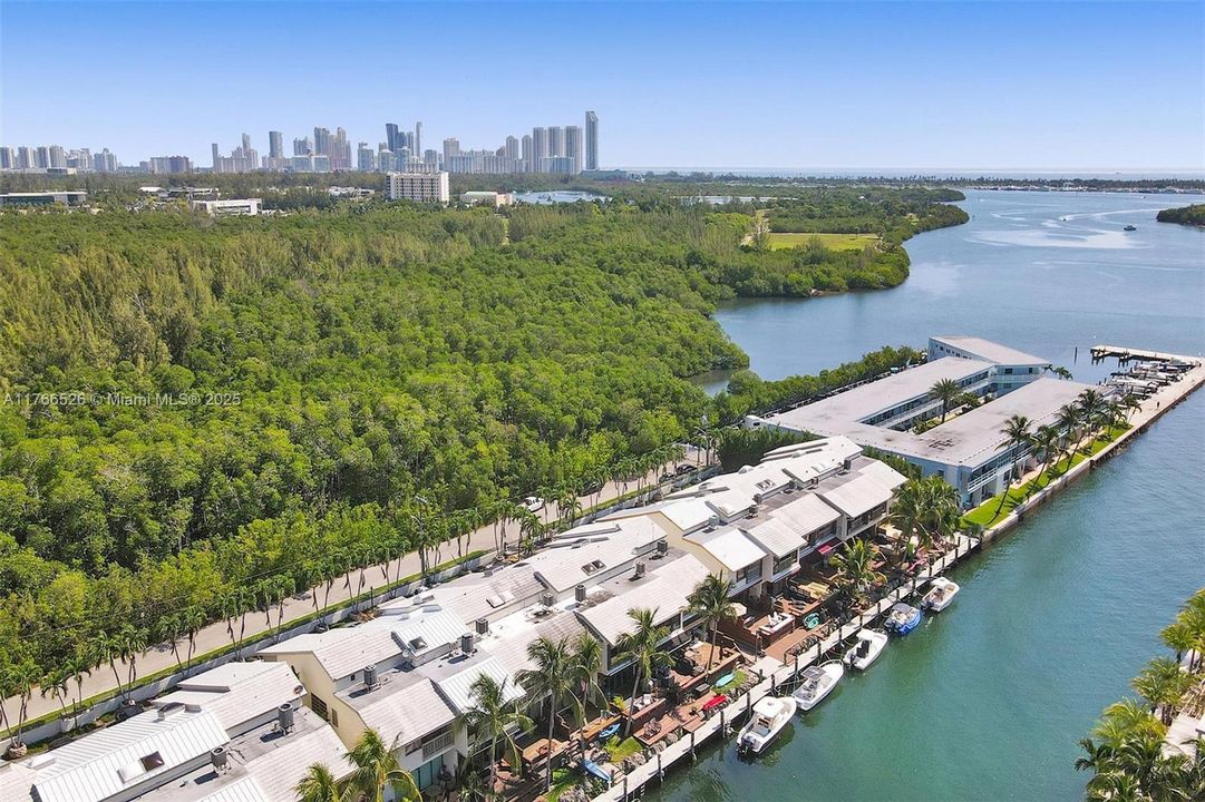 最近售出: $995,000 (2 贝兹, 2 浴室, 2057 平方英尺)